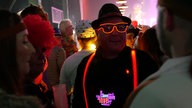 Ein Mann im Neon-Kostüm