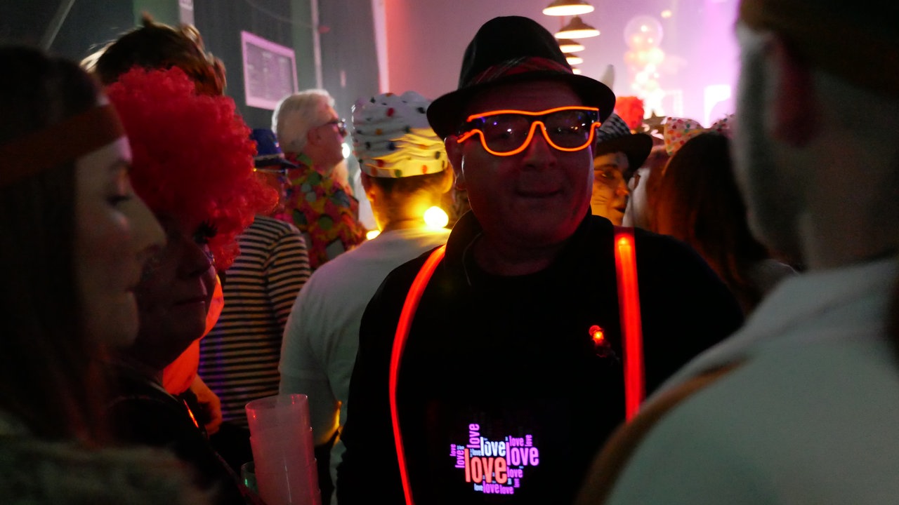 Ein Mann im Neon-Kostüm
