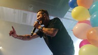 Der Sänger der Band Räuber auf der Bühne