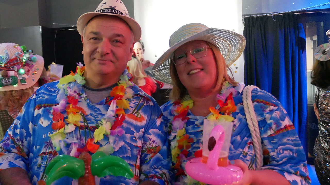 Mann und Frau im Urlauber-Kostüm