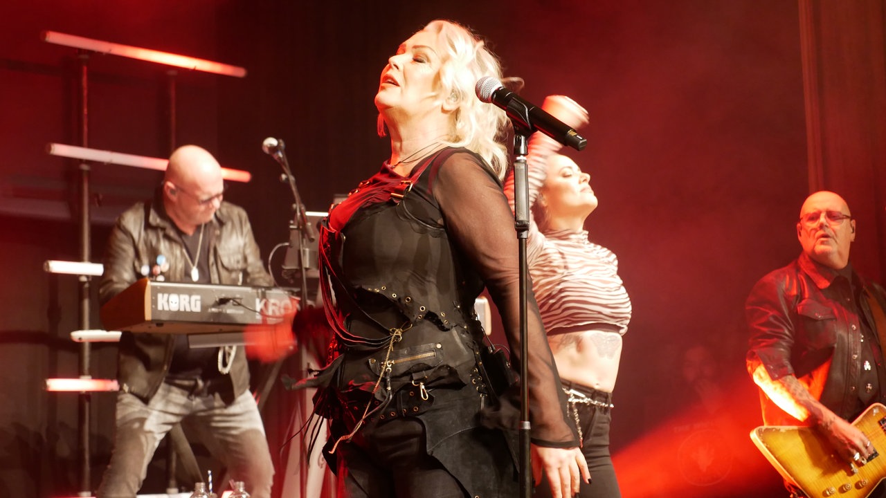 Kim Wilde und Musiker auf der Bühne