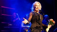 Kim Wilde mit Blumenstrauß