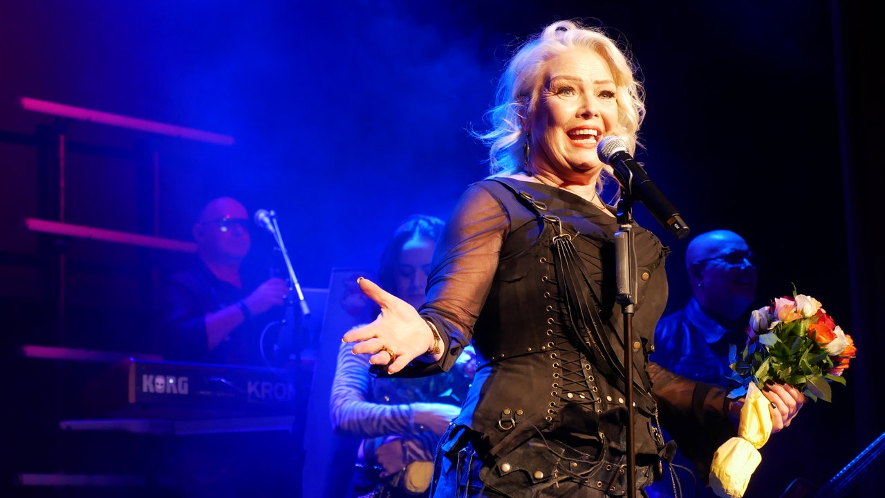 Kim Wilde mit Blumenstrauß