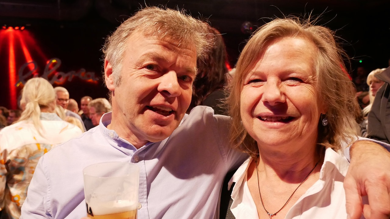 Zwei Fans im Konzertsaal