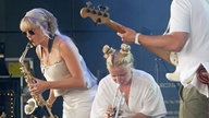 Saxophonistin und Trompeterin auf der Bühne