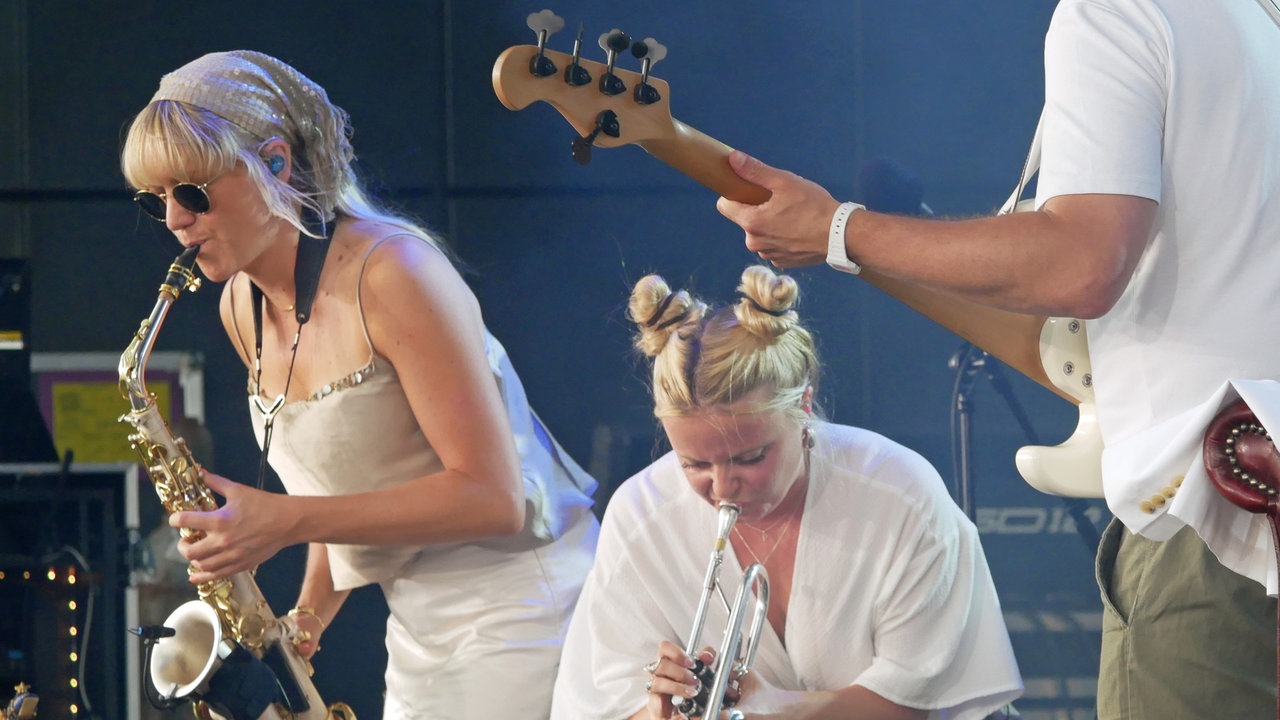 Saxophonistin und Trompeterin auf der Bühne