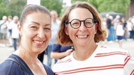 Zwei Freundinnen vor dem Konzert
