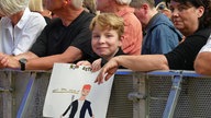 Junger Fan mit selbstgemaltem Bild