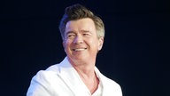 Rick Astley lächelnd auf der Bühne