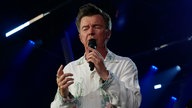Rick Astley mit geschlossenen Augen