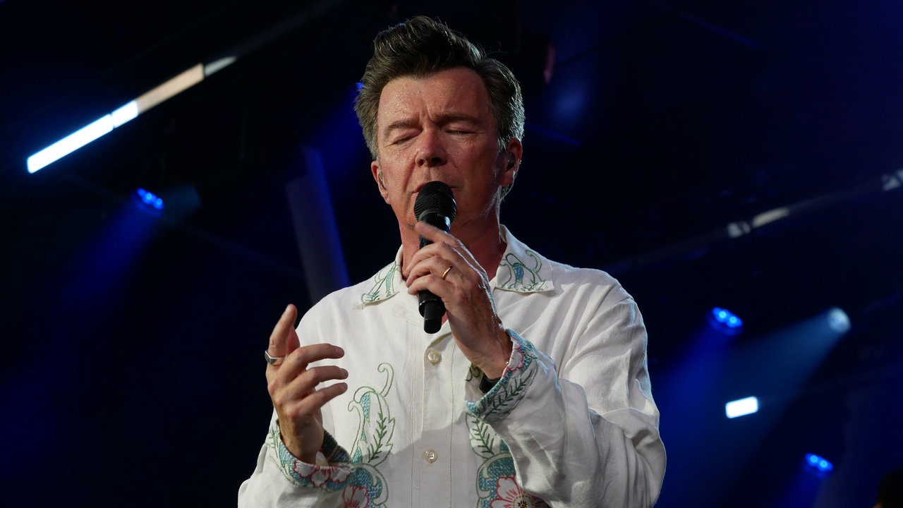 Rick Astley mit geschlossenen Augen