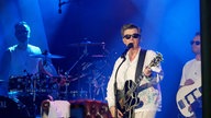 Rick Astley mit Sonnenbrille