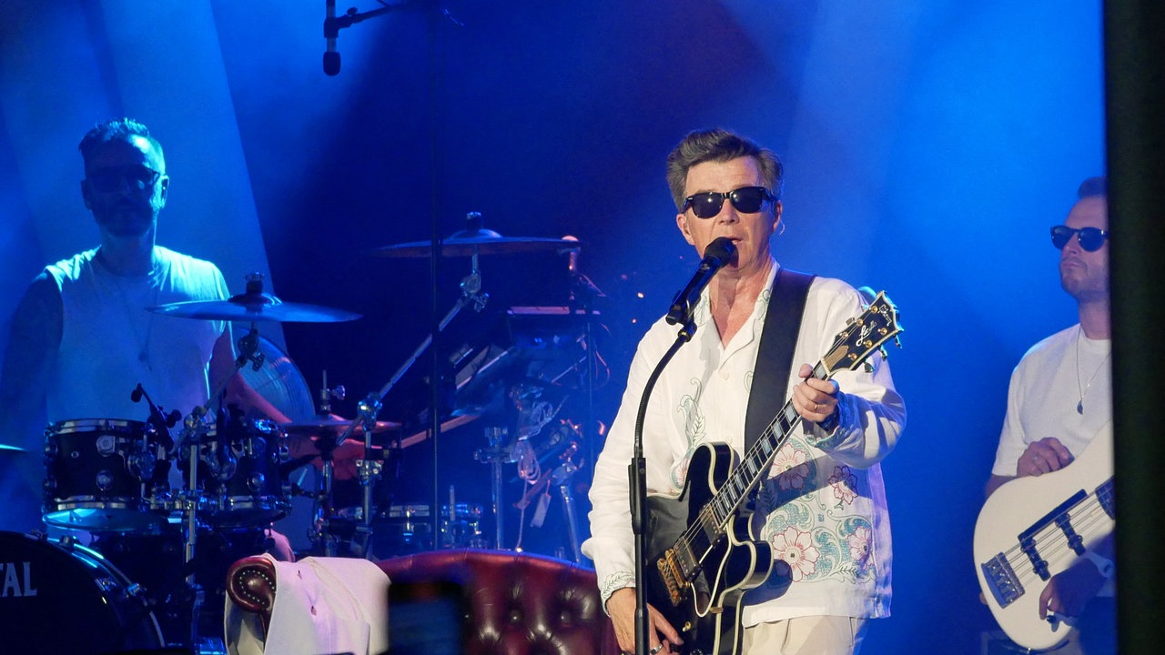 Rick Astley mit Sonnenbrille