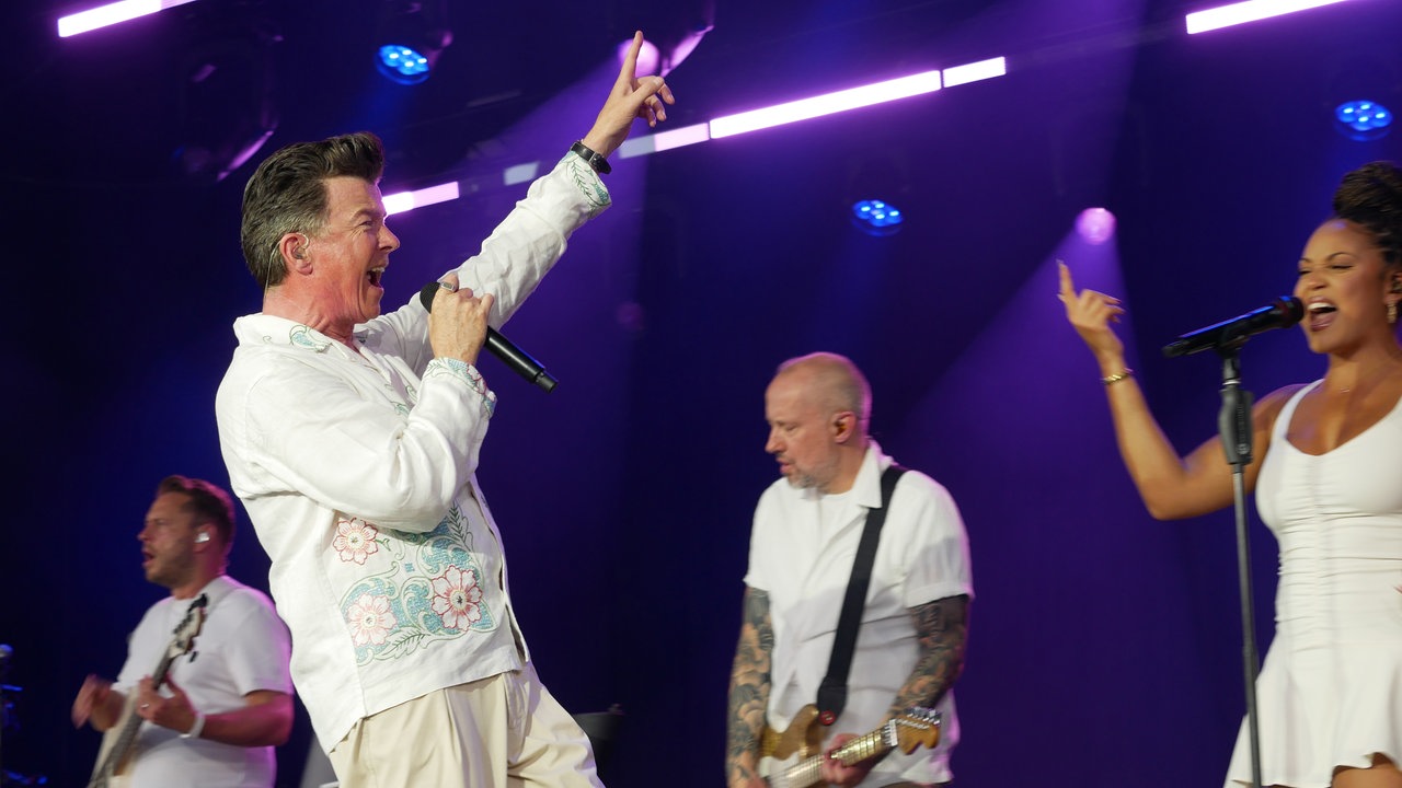 Rick Astley mit seiner Backgroundsängerin