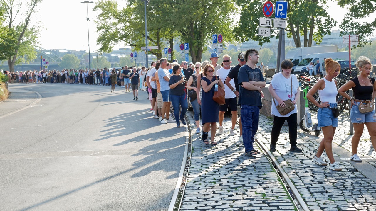 Zuschauerschlange vor dem Einlass