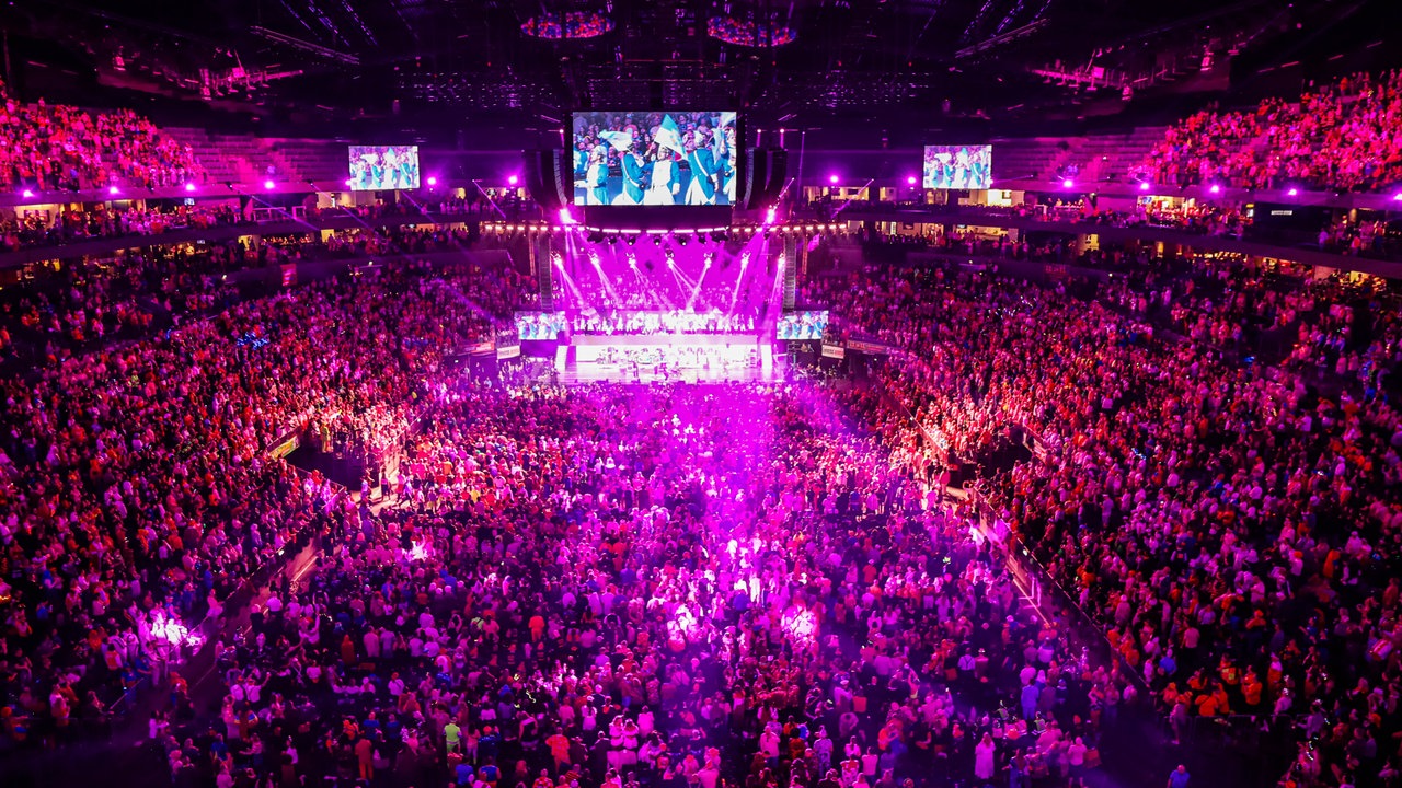 14.000 Zuschauer in der Köln Arena. Vom Oberrang erkennt man, wie voll die Halle zum Auftakt der Lachenden Köln Arena ist