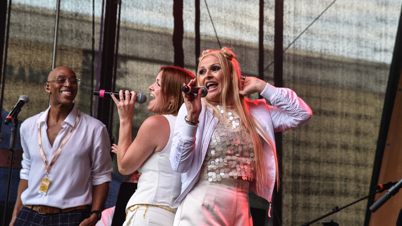Die Sängerinnen Dersiree und Jackie beim  WDR 4 Sommer Open Air in Lünen