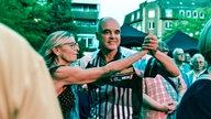Mann und Frau tanzen zuzsammen beim WDR 4 Sommer Open Air in Lünen