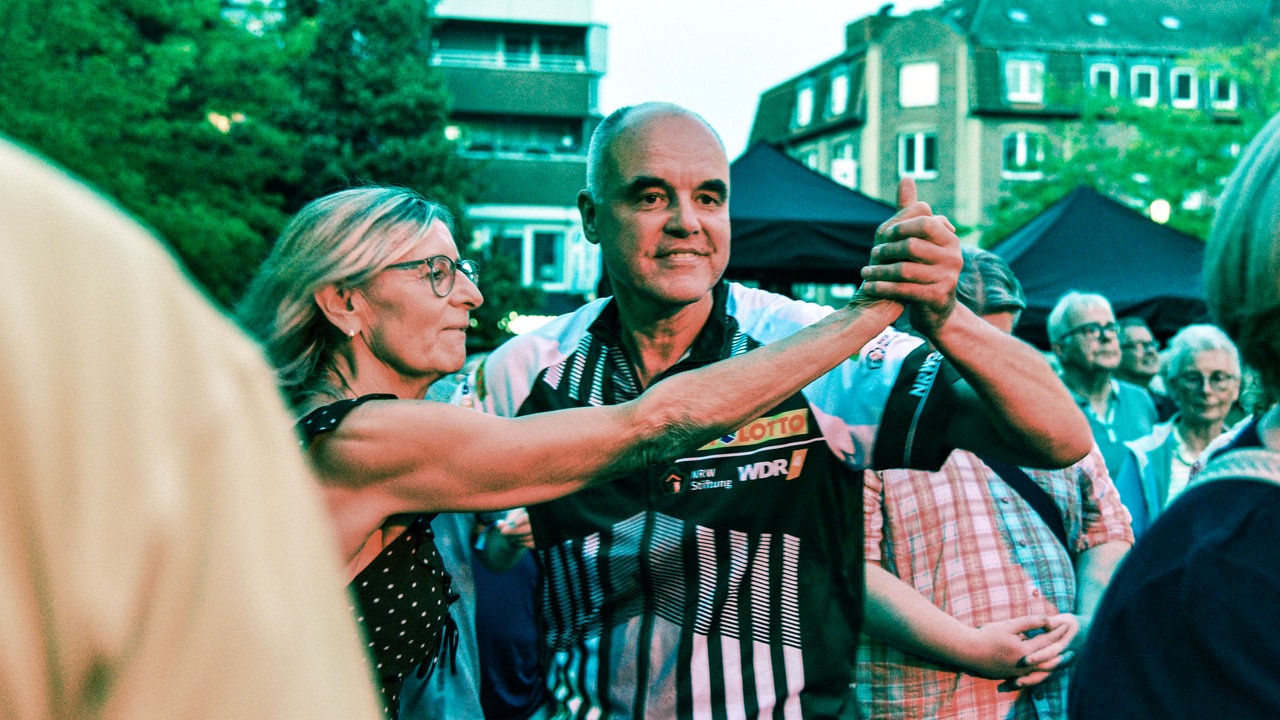 Mann und Frau tanzen zuzsammen beim WDR 4 Sommer Open Air in Lünen