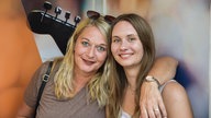 Zwei Besucherinnen beim WDR 4 Sommer Open Air in Münster am 31.07.2026