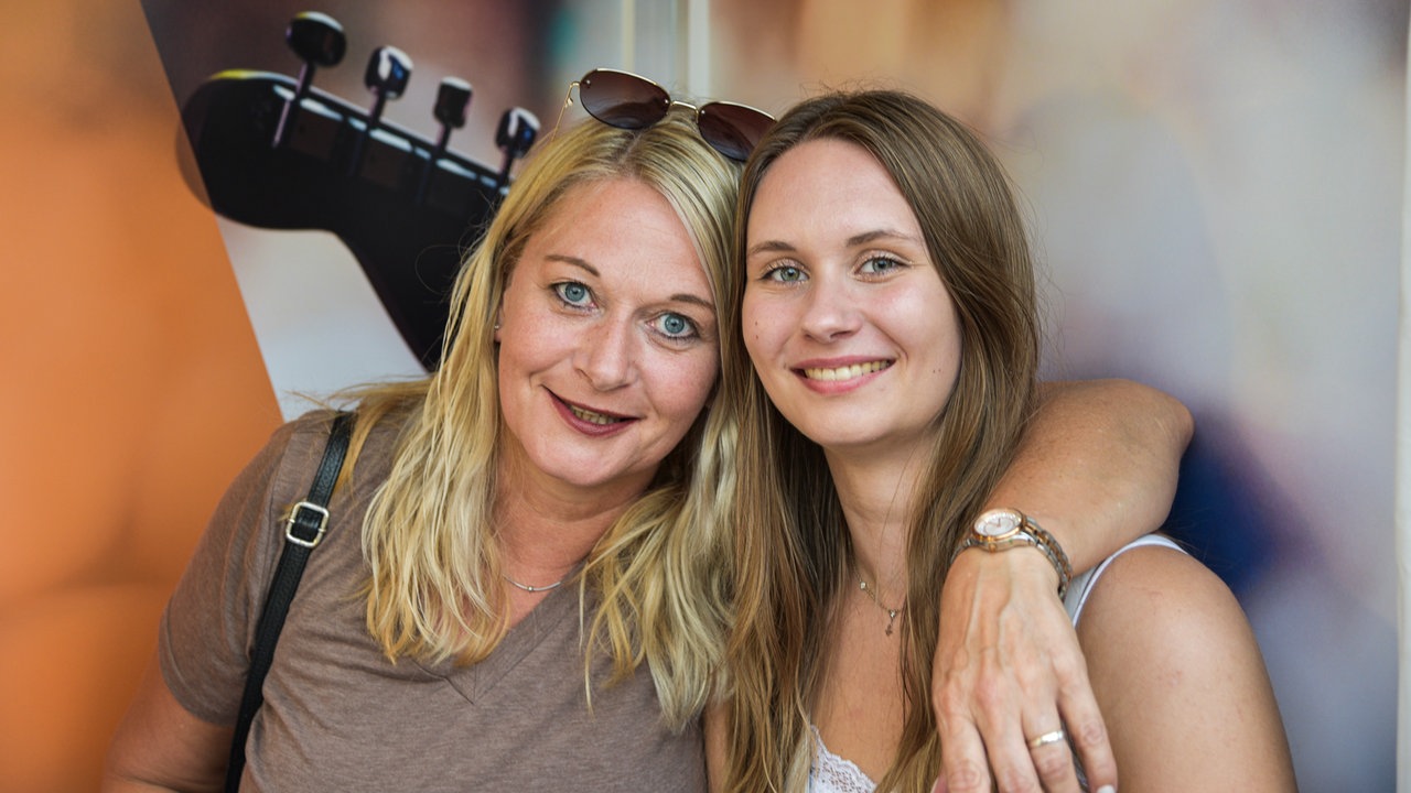 Zwei Besucherinnen beim WDR 4 Sommer Open Air in Münster am 31.07.2026