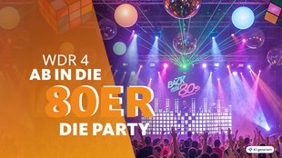 KI-generiertes Bild: Ein DJ steht hinter einem Mischpult, hinter ihm steht in leuchtenden Buchstaben geschrieben "Back to the 80s", vor ihm feiert die Menge ausgelassen. Ringsherum sind Zauberwürfel und Discokugeln zu sehen