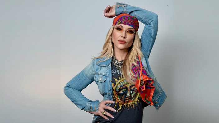 Anastacia posiert vor einem hellen Hintergrund