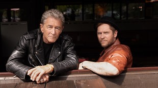 Peter Maffay (l.) und Johannes Oerding (r.), beide schauen konzentiert in die Kamera