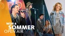 Collage: Ganz links Max Weyers, Links stehen Rednex bei einem Auftritt bei "Rhein in Flammen" in Bonn 2025 auf der Bühne, rechts ist ein Porträtfoto von Comedienne Lisa Feller zu sehen