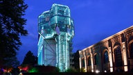 Der gläserne Elefant im Maximilianpark in Hamm in der Dämmerung, blau beleuchtet. 