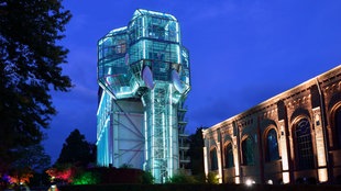 Der gläserne Elefant im Maximilianpark in Hamm in der Dämmerung, blau beleuchtet. 
