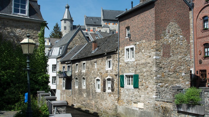 Der Vichtbach, oder die Vicht, in der Kupferstadt Stolberg vom Offermannplatz aus gesehen. Im Hintergrund die Burg