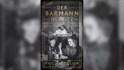 Buchcover: "Der Barmann des Ritz" von Philippe Collin: Zwei Frauen sitzen rauchend und trinkend im Vordergrund, im Hintergrund ist eine Bar mit zwei Barkeepern zu erkennen