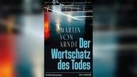 Buchcover: "Der Wortschatz des Todes" von Martin von Arndt (Eine verregnete Straße mit Lichtreflexionen von Autos)