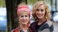 Die Schauspielerin Beatrice Richter (als Nirvana, l) und ihre Tochter, die Schauspielerin Judith Richter (als Sieglinde Bachmeier), aufgenommen bei einem Pressetermin der BR-Fernsehserie "Im Schleudergang" am 20.10.2014 in München (Bayern). 