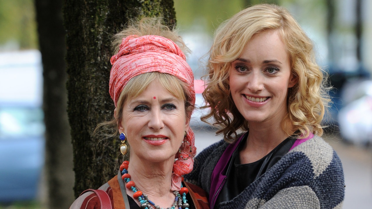 Die Schauspielerin Beatrice Richter (als Nirvana, l) und ihre Tochter, die Schauspielerin Judith Richter (als Sieglinde Bachmeier), aufgenommen bei einem Pressetermin der BR-Fernsehserie "Im Schleudergang" am 20.10.2014 in München (Bayern). 