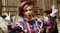 Schauspielerin Beatrice Richter als Rosmatilda Polterman während der Proben zu  Winnetou und Old Firehand.