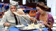 Rudi Carrell und Beatrice Richter beim Spaghetti-Essen in einer Szene von Carrells "Tagesshow".