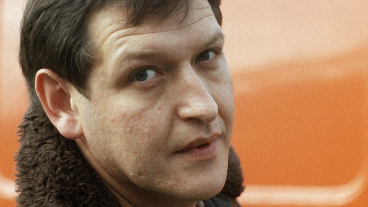 Diether Krebs in Lederjacke vor orangenem Hintergrund (1981)