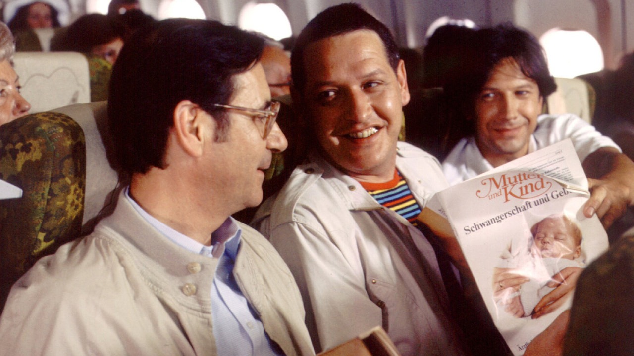 Wilfried Klaus, Bernd Herzsprung und Diether Krebs nebeneinander im Flugzeug in SOKO 5113