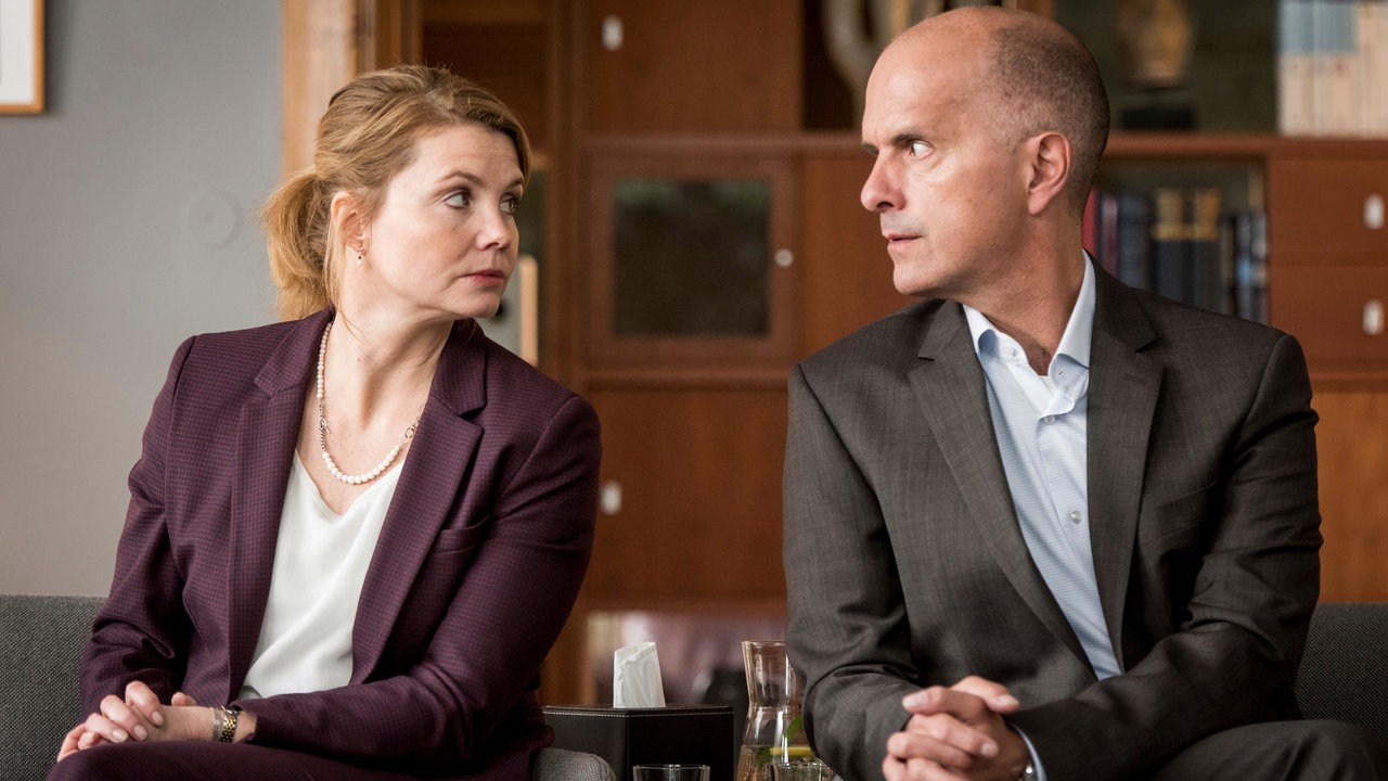 Anne (Annette Frier) und Erik Merz (Christoph Maria Herbst) schauen sich in einer Szene der ZDF-Comedy-Serie "Merz gegen Merz" vorwurfsvoll an