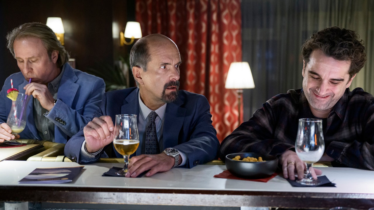 Filmszene aus "Stromberg – Wieder alles wie immer": Bernd Stromberg (Christoph Maria Herbst) sitzt gemeinsam mit "Ernie" Heisterkamp (Bjarne Mädel) und Ulf Steinke (Oliver Wnuk) an einem Bartresen