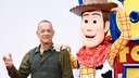 Tom Hanks im Mai 2026 neben Cowboy Woody beim Launch Event zu Toy Story 5 in Großbritannien