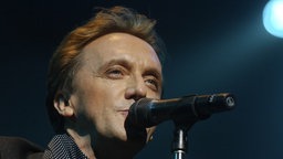 Westernhagen singt bei einem Auftritt in ein Mikro