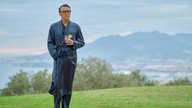 Cary Grant (Jason Isaacs) in einer Szene der Serie "Archie – Die Cary Grant Story"