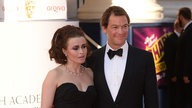 Hauptdarsteller von "Burton & Taylor" Helena Bonham Carter und Dominic West auf dem roten Teppich. Sie trägt ein elegantes, schwarzes Kleid und eine Perlenkette, er trägt einen Anzug mit einer schwarzen Fliege. 