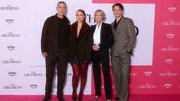 Gala der Serie "Das Gift der Seele": Die Schauspieler Waleed Zuaiter, Olivia Cooke, Robin Wright und Laurie Davidson stehen nebeneinander