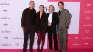Gala der Serie "Das Gift der Seele": Die Schauspieler Waleed Zuaiter, Olivia Cooke, Robin Wright und Laurie Davidson stehen nebeneinander
