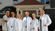 Die Schauspieler Christian Kohlund, Alexander Wussow, Gaby Dohm, Klausjürgen Wussow, Eva Habermann und Sascha Hehn in Arztkitteln am Set der Schwarzwaldklinik. 