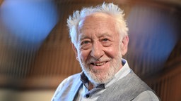 Dieter Hallervorden schaut lächelnd in die Kamera (2025)